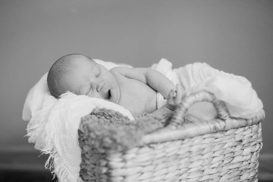 bloomer wi newborn baby lifestyle photographer