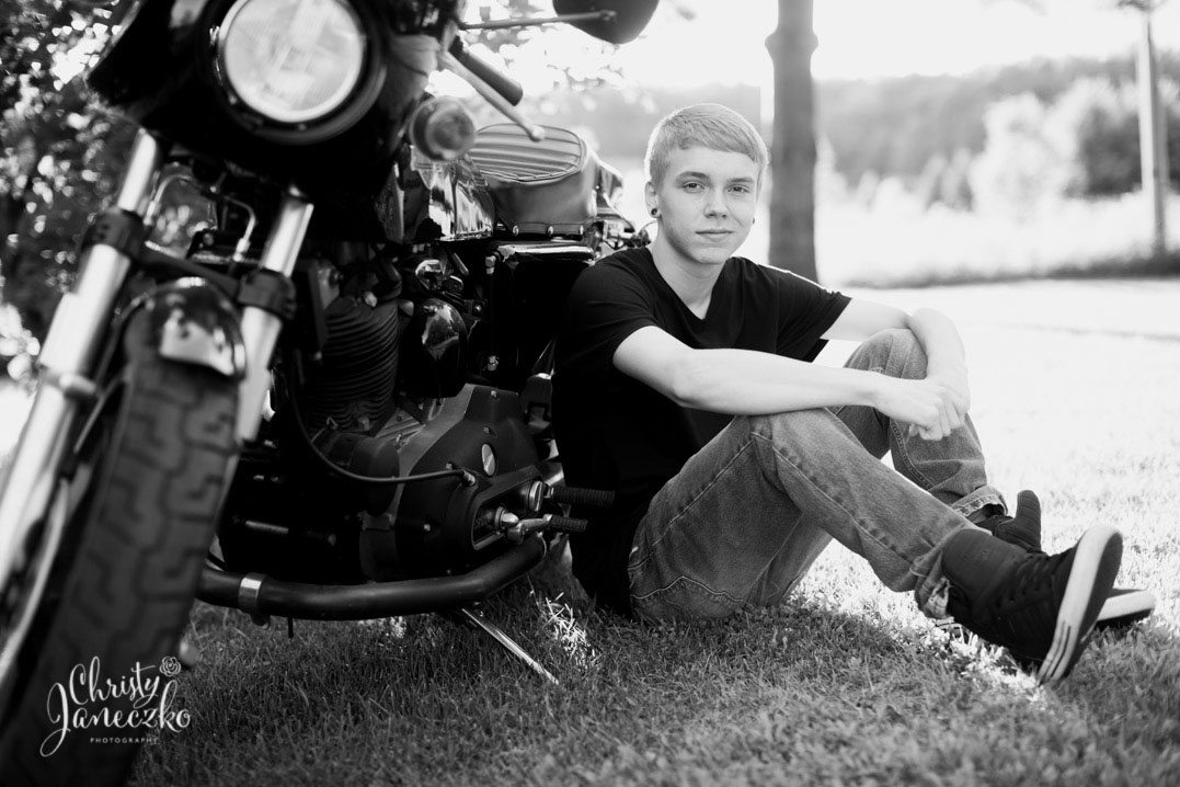 senior pictures with motorcycle bloomer wi