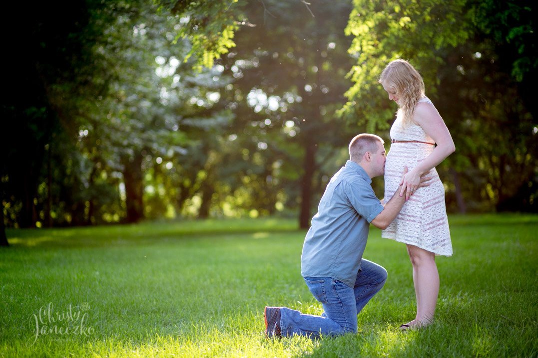 outdoor bloomer maternity session