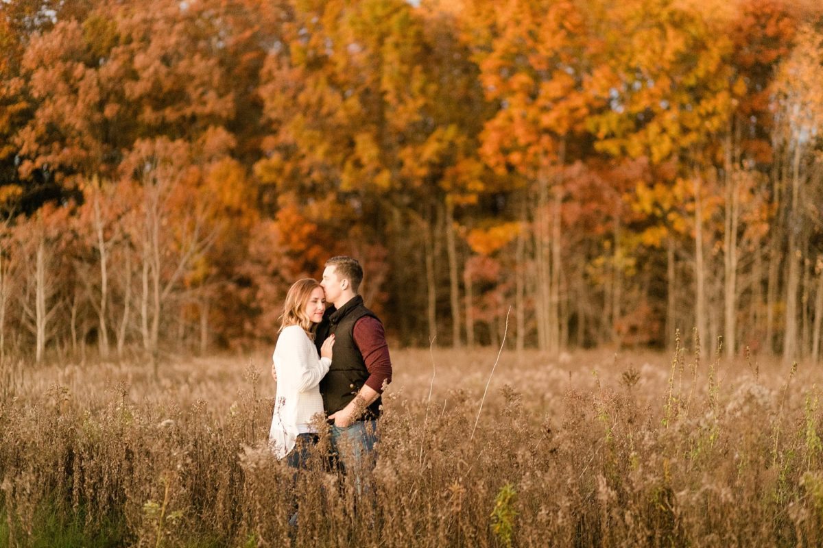 A perfectly pretty Wisconsin fall engagement for a couple who love the outdoors and cuddling infront of a good movie.