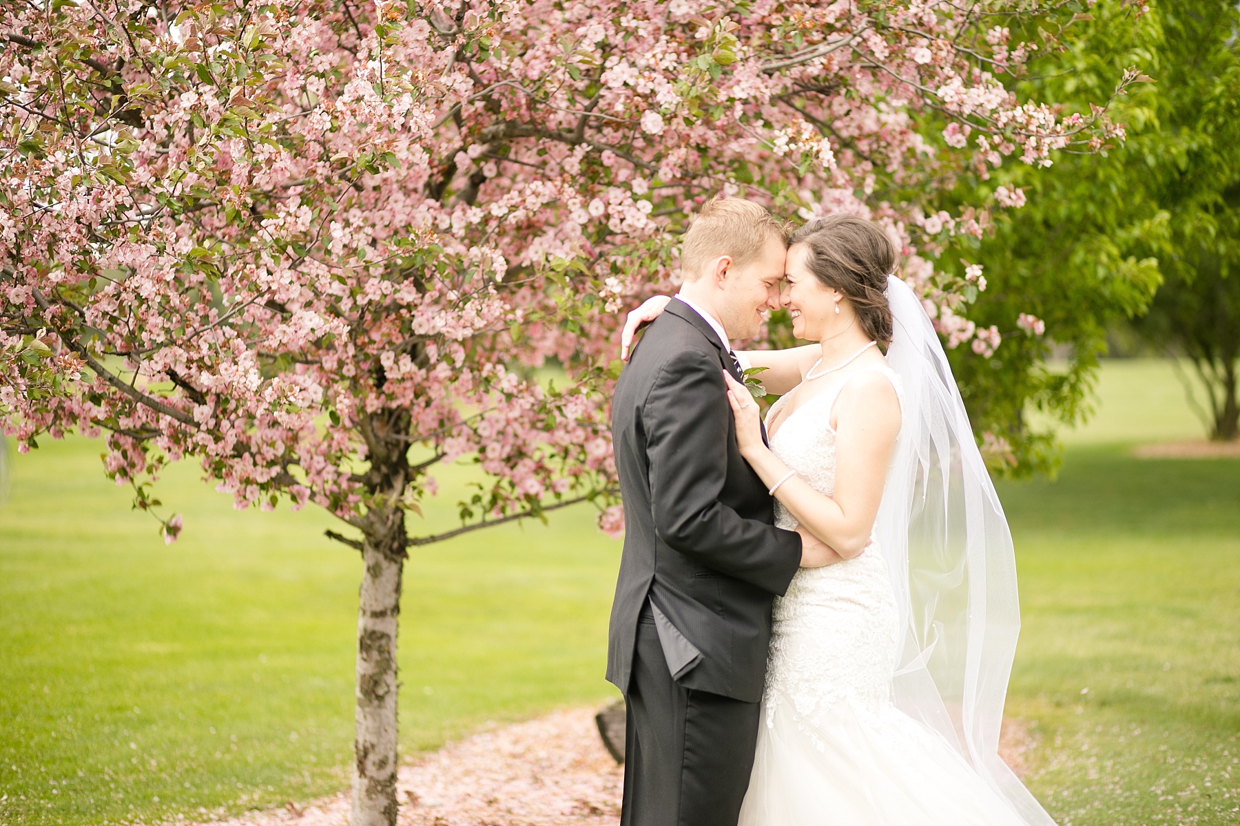 You can just see the love and joy Emily & Ross share for each other.  Their wedding at Hickory Hills Golf Course in Eau Claire was one for the books!