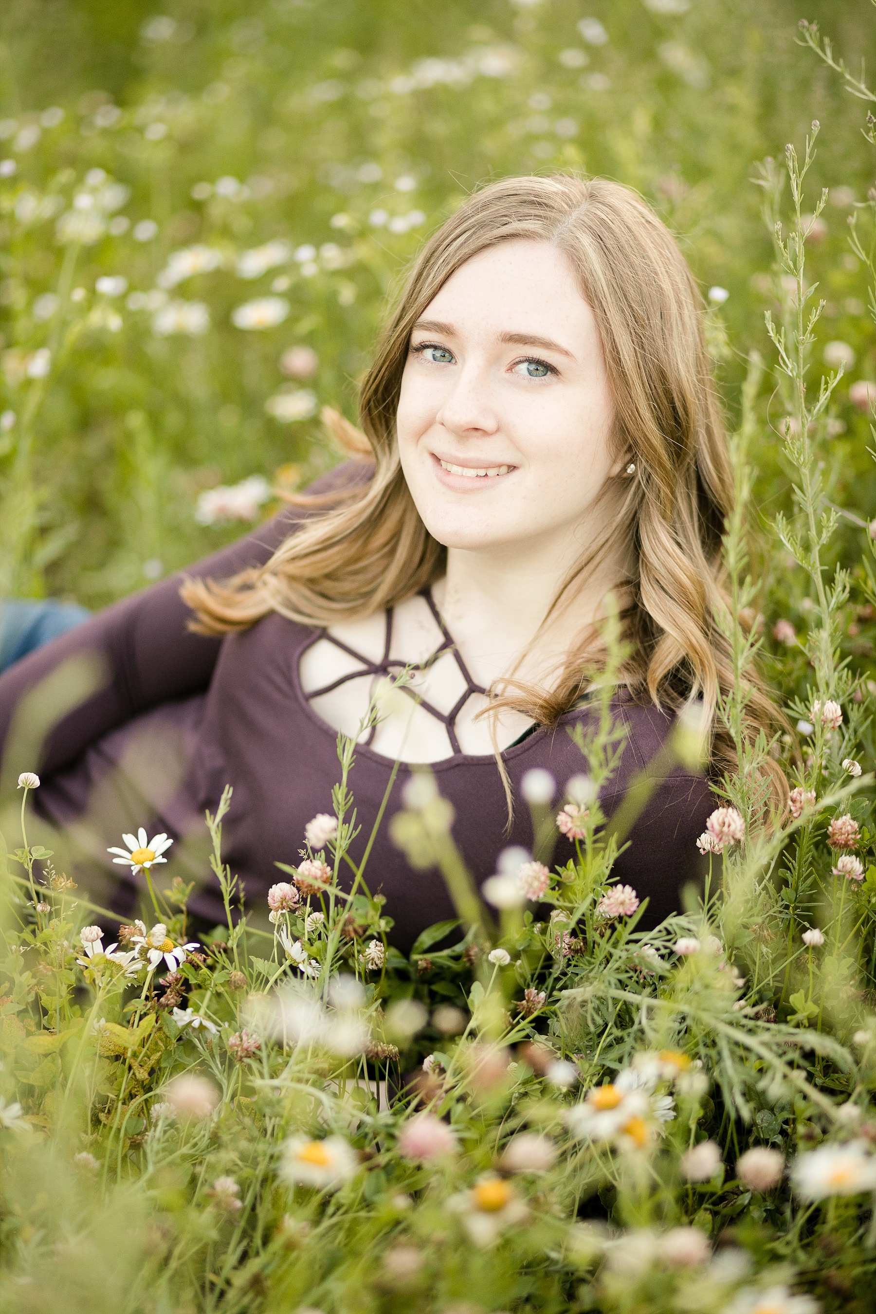 Miranda wanted rustic midwest summer senior photos and we had just that.  The midsummer evening light was perfection in a field of daisies!