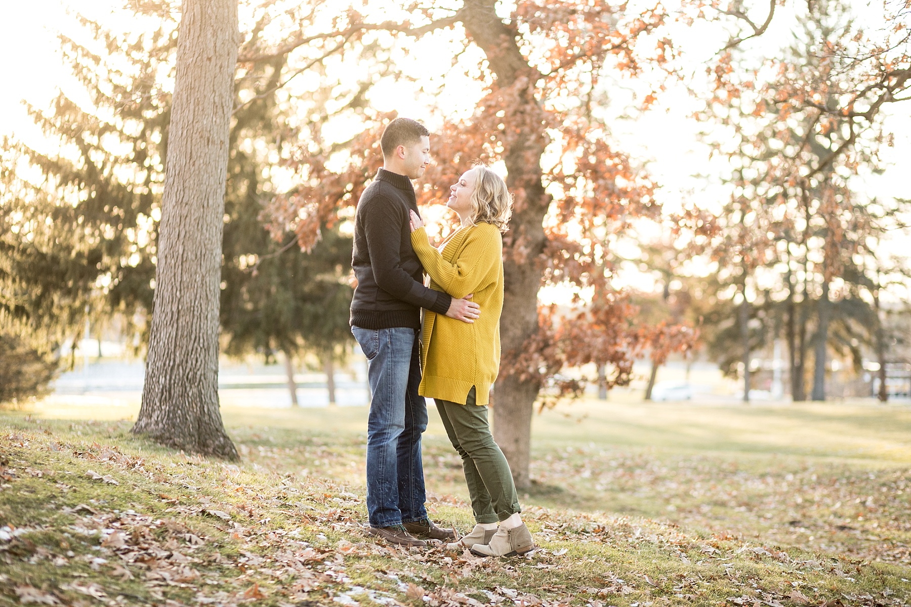 Fall engagement photos with brown leaves.