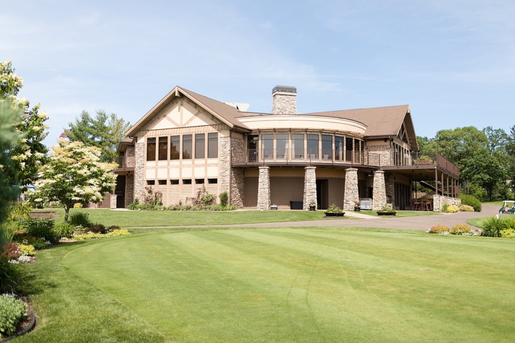view of the building on a wedding day at the Eau Claire Golf & Country Club