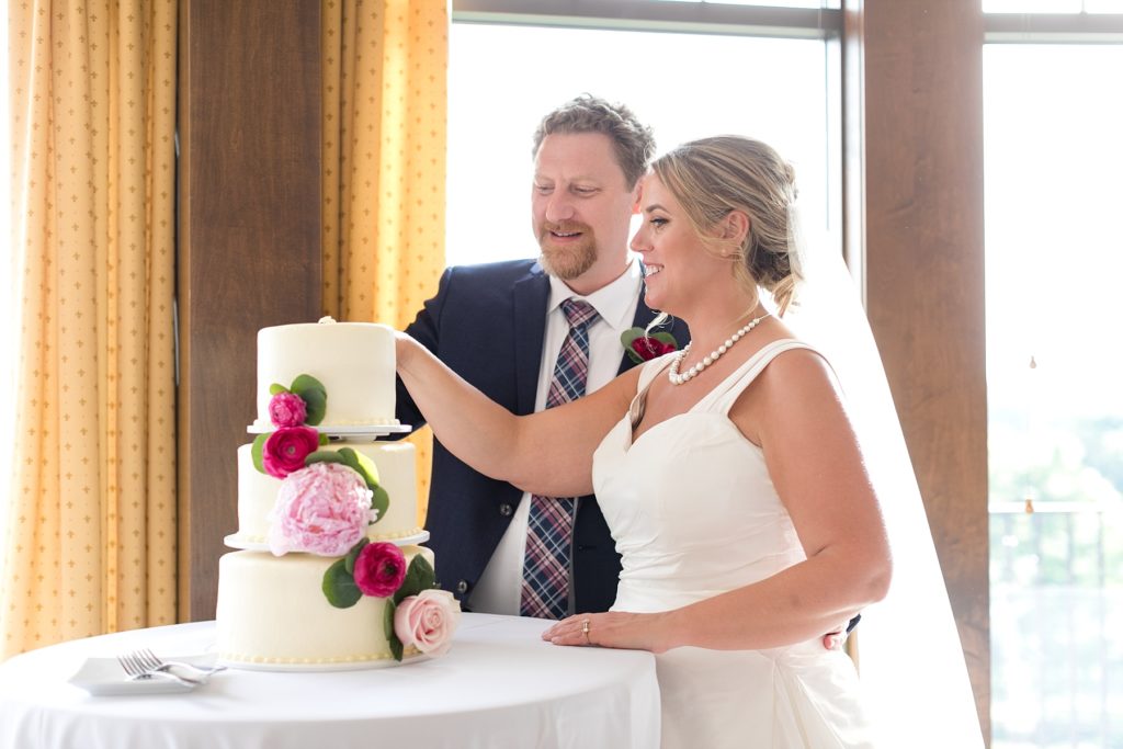 couple cutting their cake at the Eau Claire Golf & Country Club