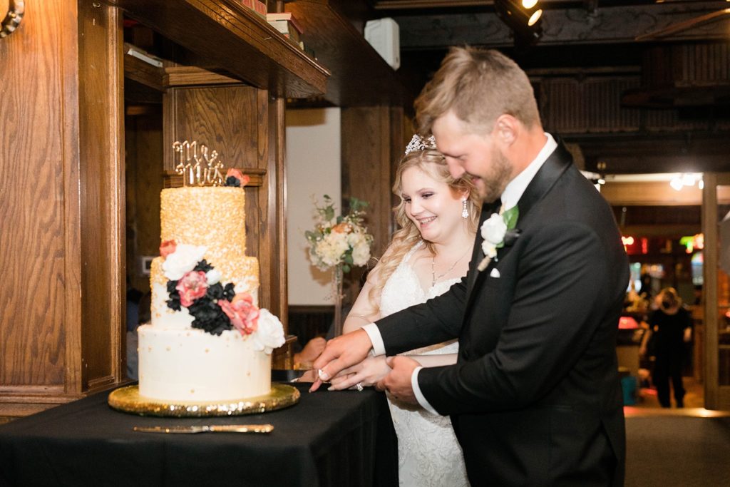couple cutting the cake at Houligans in Eau Claire